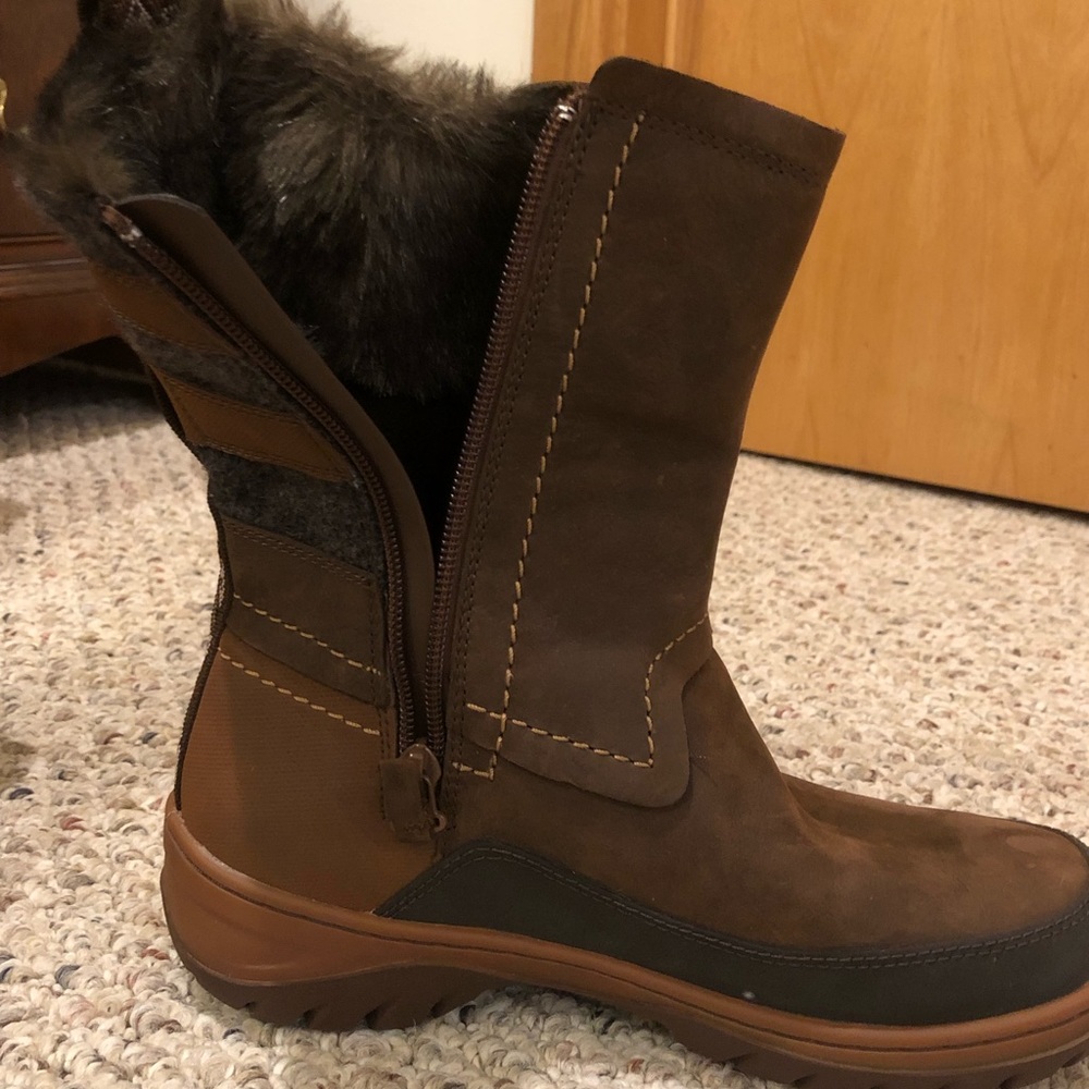 Merrell women boots never been used